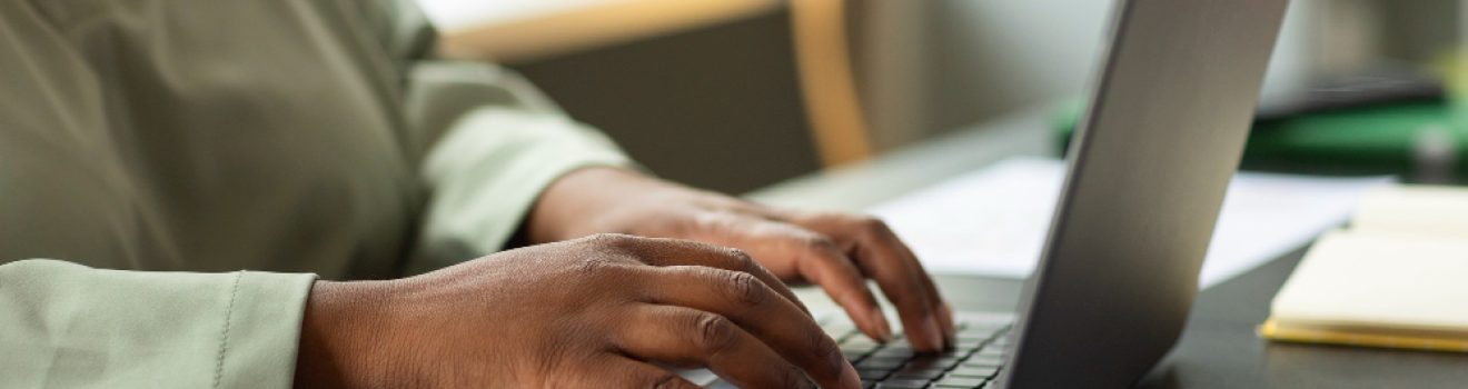 mulher negra teclando no computador